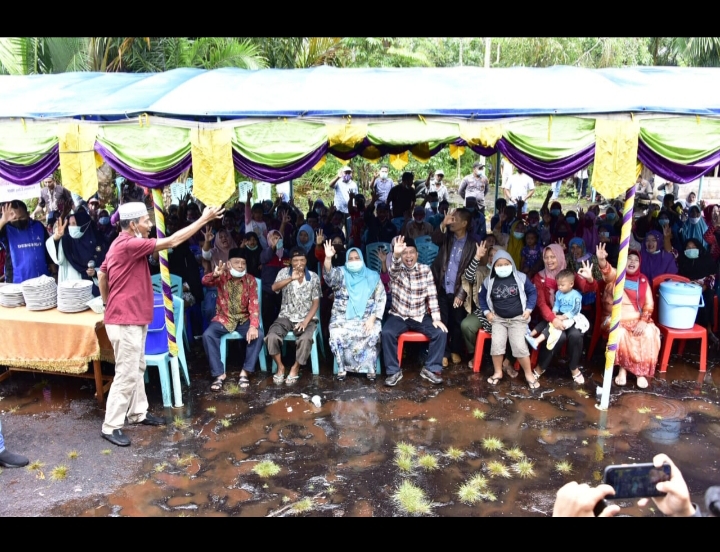 Meski Diguyur Hujan Deras, Warga Tak Beranjak Dari Kampanye KBS