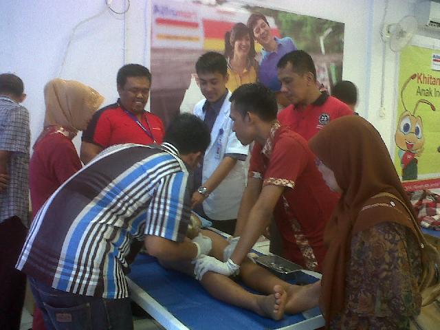 Anak Kurang Mampu di Pekanbaru Ikut Khitanan Gratis Alfamart