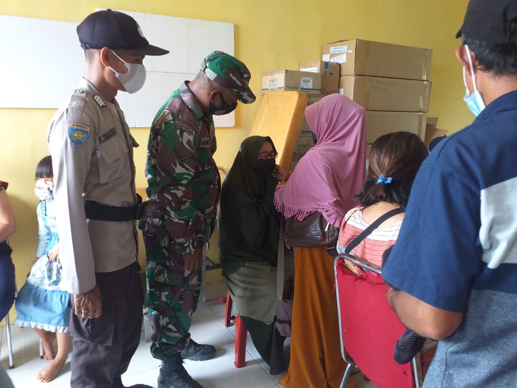 Personil Polsek Teluk Meranti kembali Tinjau Pelaksanaan Vaksinasi di Puskesmas