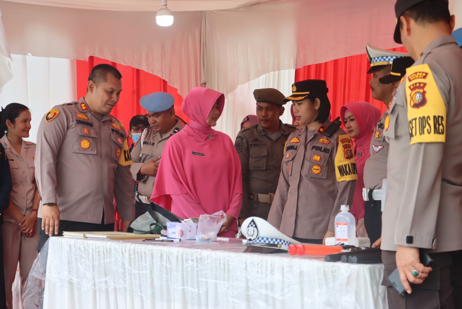 Kapolres Dumai dan Istri Tinjau Pos Pam Nataru Sambil Sosialisasi Pemilu Damai