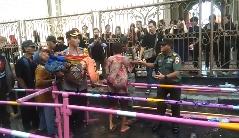 Aksi Terpuji AKBP Andrian Gendong Nenek 70 Tahun Pingsan Antre Sembako