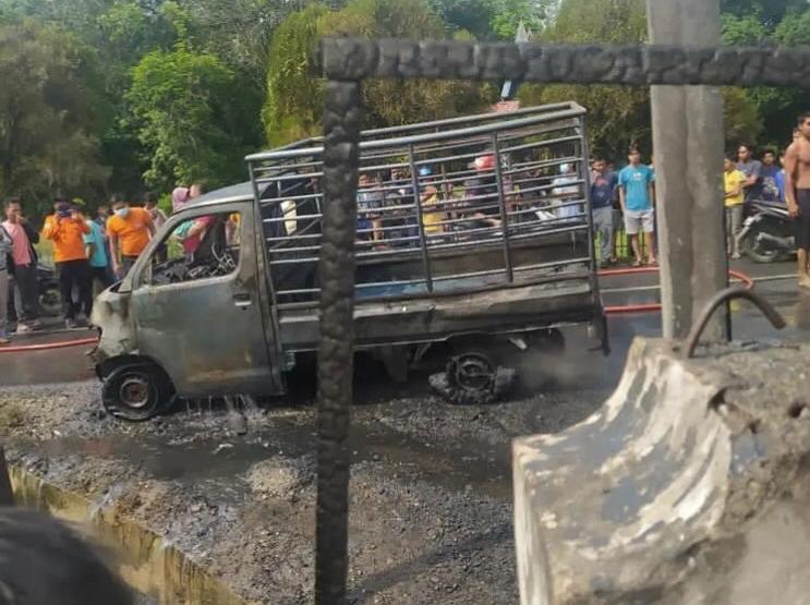 Grand Max Yang Bawa 39 Jarigen Minyak Solar Ludes Terbakar