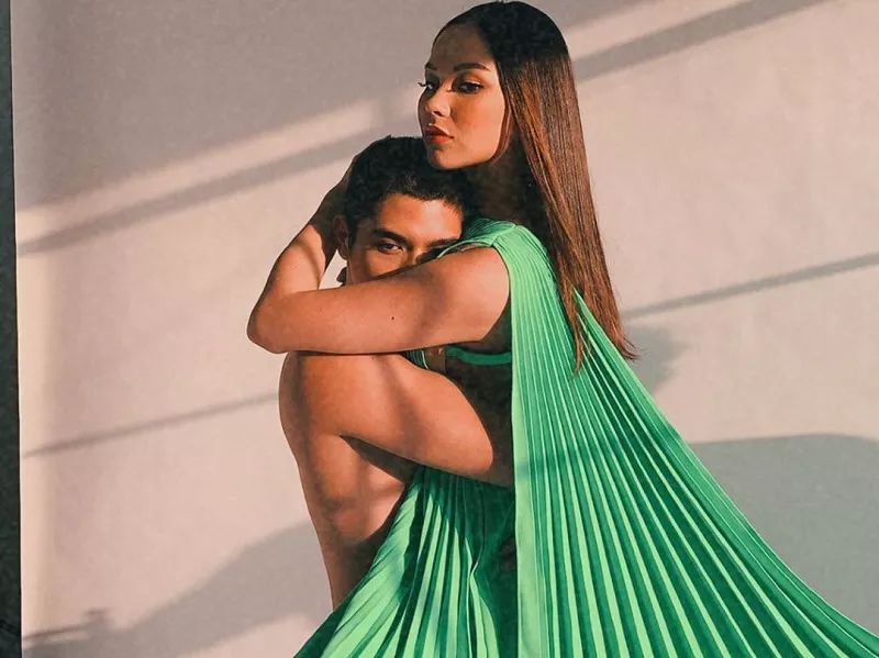 Potret Al Ghazali Tanpa Baju Peluk Alyssa Daguise, Makin Lengket!