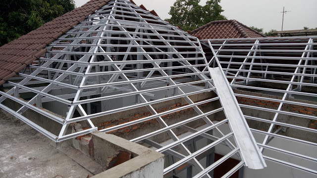 Apa Benar Atap Baja Ringan Mudah Tersambar Petir?