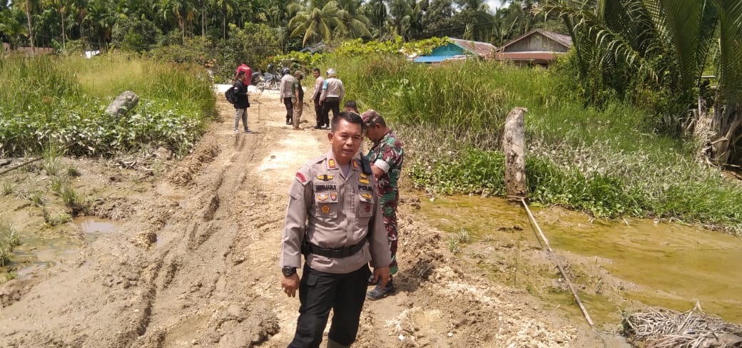 Kapolsek Reteh Sambangi Desa Sanglar untuk Cooling System Pemilu Damai