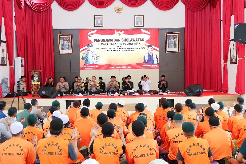Isak Tangis Tahanan Pecah saat Dipeluk Kapolres Siak di Pengajian dan Sholawatan