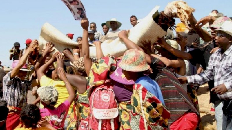 Tradisi Unik Warga Berpesta dengan Mayat Nenek Moyang, Lalu Diselipkan Rokok dan Miras