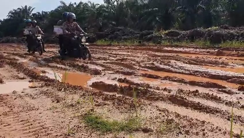 Jalan Berlumpur Tak Surutkan Semangat Aiptu Dedi Sosialisasi Pemilu