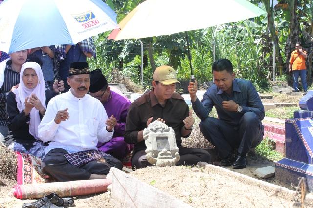 Hari Raya Puasa Enam, Wako Ziarah ke Makam Orangtuanya di Kampar