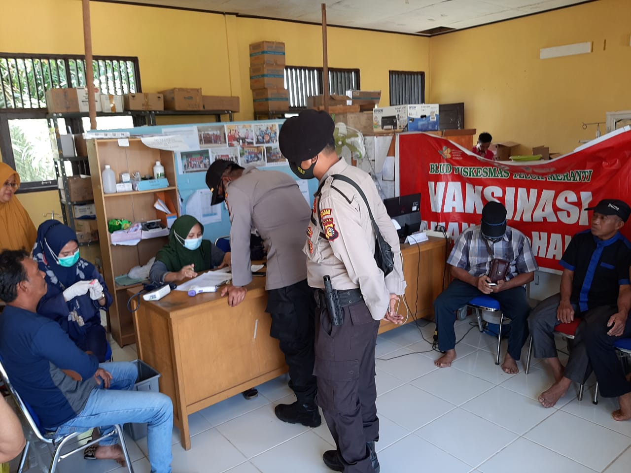 Bantu Percepatan Vaksinasi, Polsek Teluk Meranti Kerahkan Personil Lakukan Monitoring