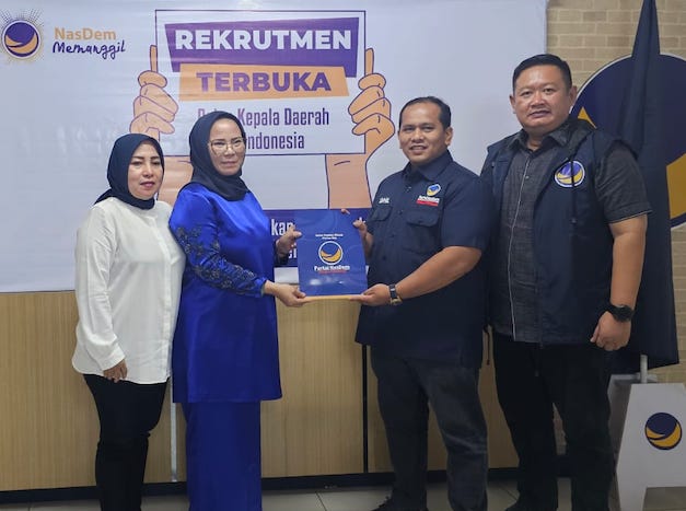 Pilwako Pekanbaru, Ade Hartati Serahkan Formulir ke Partai NasDem