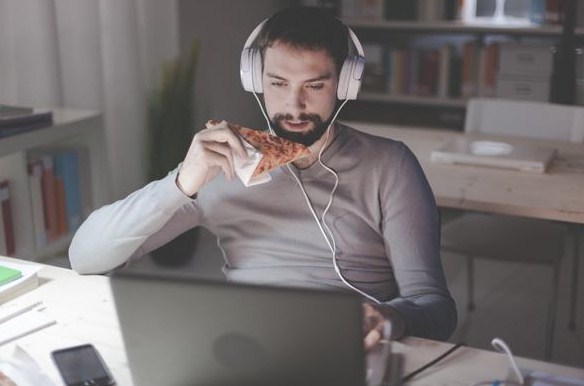 Jangan Makan Di Depan Komputer, Ini Bahayanya