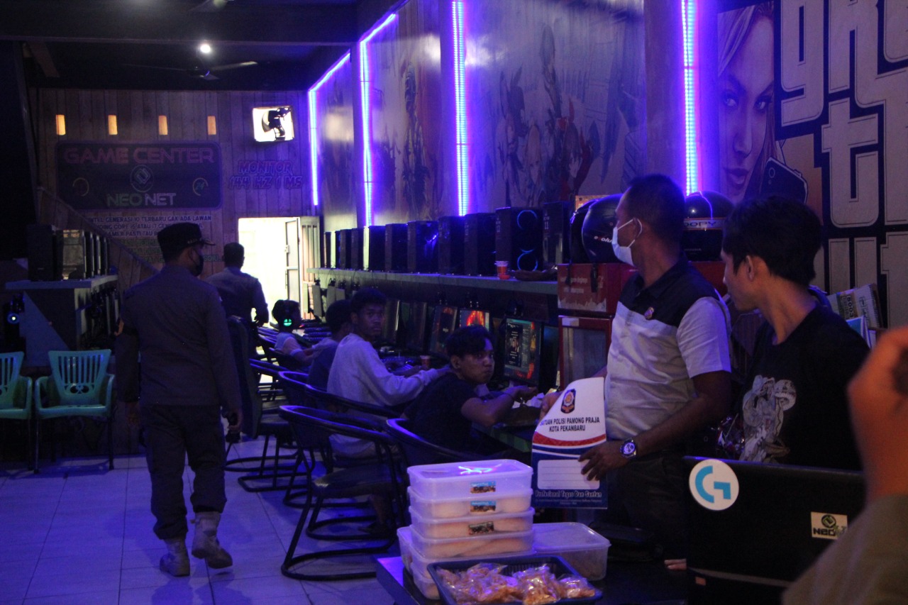 Bolos Sekolah, Satpol PP Angkut Enam Pelajar dari Warnet