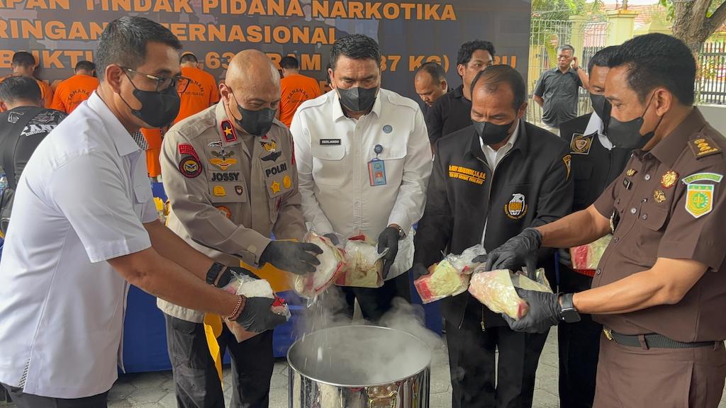 Polda Riau Musnahkan 29,8 Kg Sabu dan 46 Ribu Pil Ekstasi Jaringan Internasional