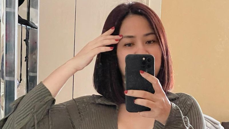 Tante Ernie Selfie Kenakan Jumpsuit, Netizen: Emak-Emak Kekinian