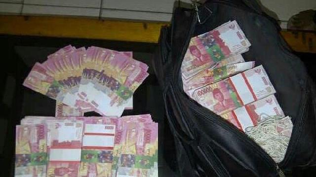 Bawa Rp 100 juta lebih lalui bandara dan pelabuhan wajib lapor bea cukai