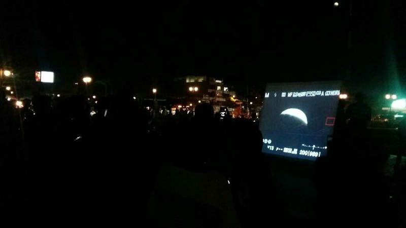 Warga Pekanbaru Saksikan Gerhana Bulan Total 