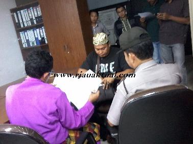 Gunakan Blangkon, Kader PDS Sampaikan Aspirasi ke Seretariat Dewan