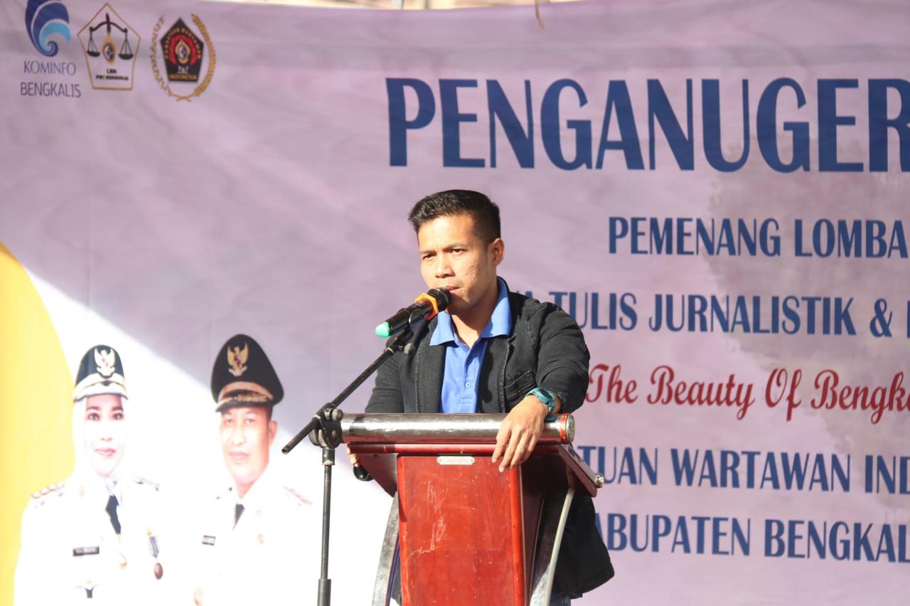 Bupati Bengkalis Serahkan Hadiah kepada Pemenang LKTJ dan Fotografi PWI Bengkalis