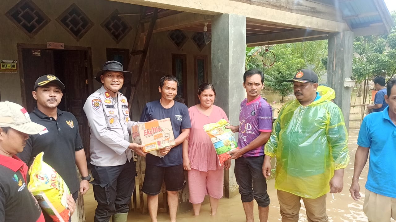 Dua Desa di Pendalian IV Koto Terendam Banjir, Kapolsek Beri Bantuan