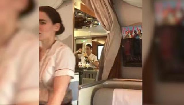 Pramugari Terekam Tuang Kembali Minuman dari Gelas ke Botol