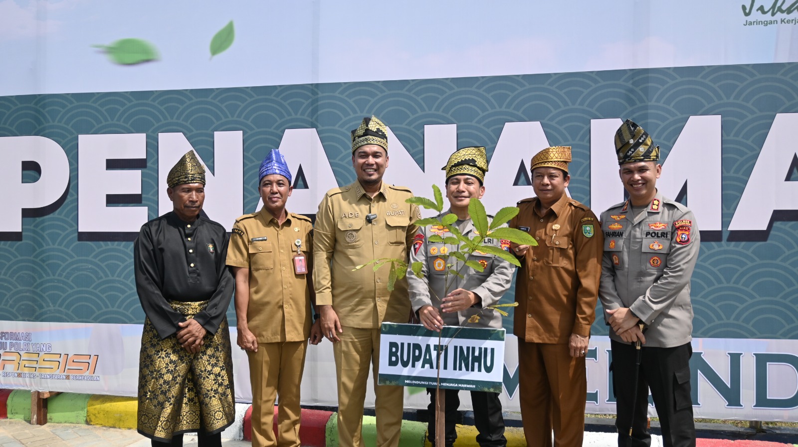 Demi Lingkungan, Irjen Herry dan AKBP Fahrian Tanam Pohon di Danau Raja