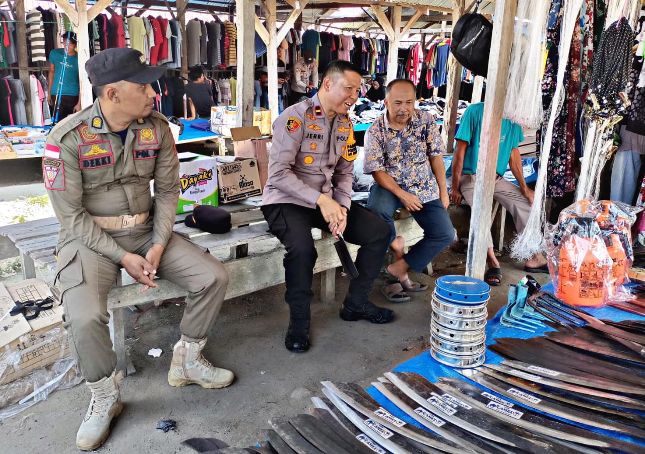 Ipda Jerri Sapa Pedagang dan Pengunjung Pasar, Ajak Warga Rukun Pasca Pilkada