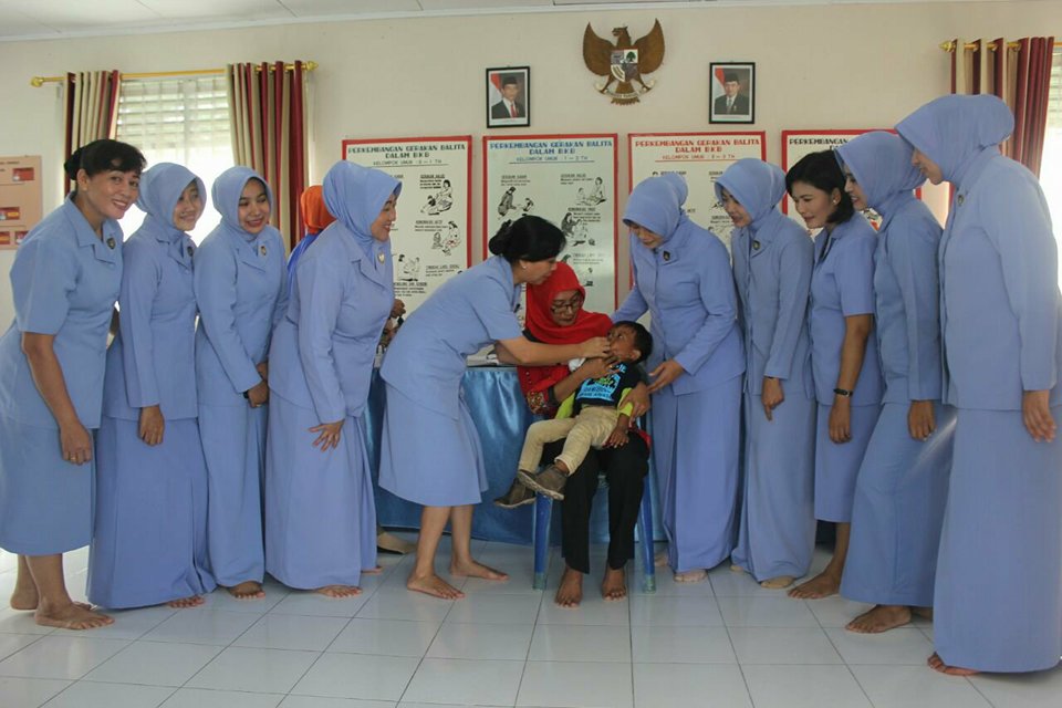 PIA AG Cabang 12 DI Lanud Rsn Pekanbaru Berikan Vit Pada Bayi, Balita dan Anak TK