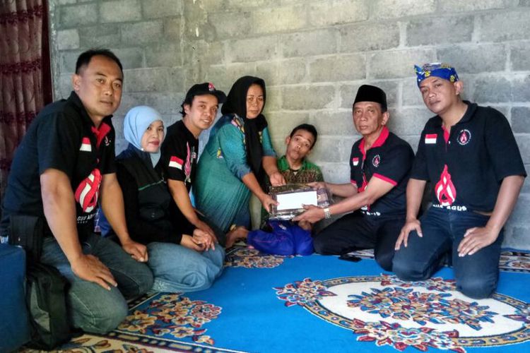 Bahagianya Agus Setiawan, Pemuda Lumpuh yang Terima Santunan dari Para Agus