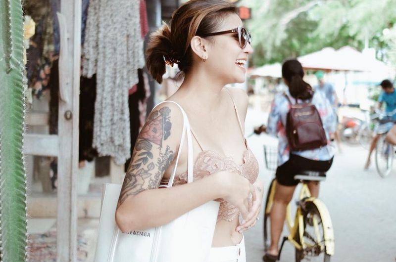 Intip Gaya Menggoda Awkarin Saat Liburan ke Lombok