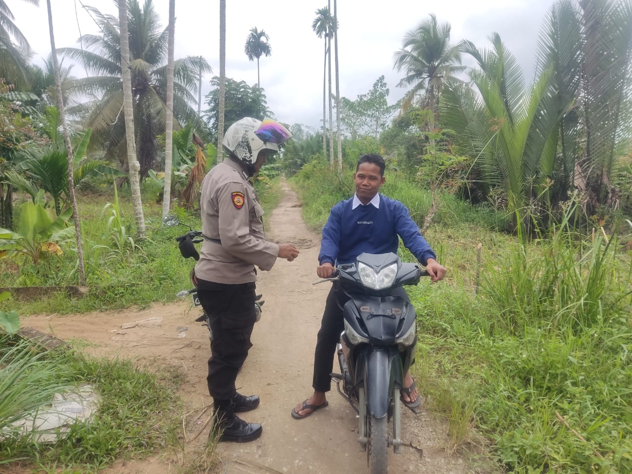 Lalui Jalur Ekstrem dengan Motor, Polsek Tempuling Cooling System di Desa Kiambang