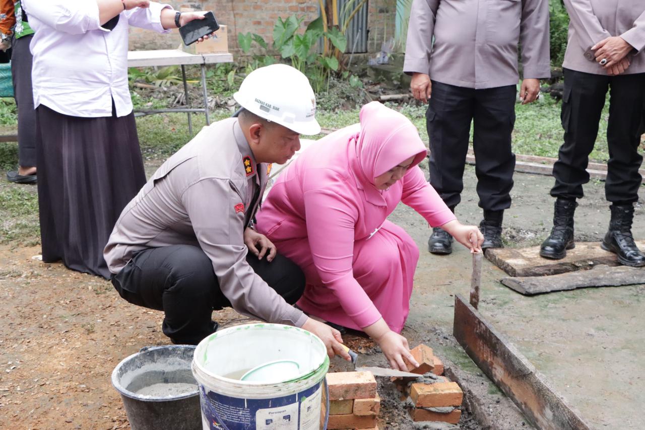 Polres Siak Salurkan Zakat untuk Bedah Rumah Layak Huni