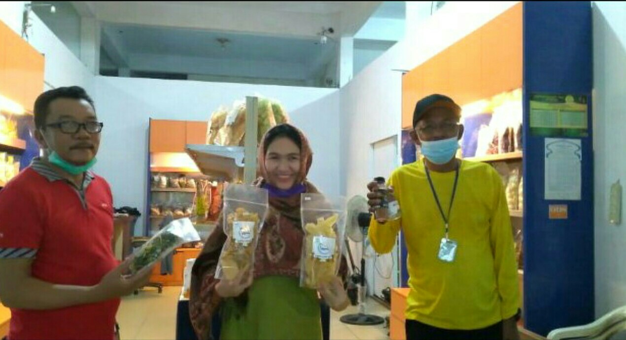 Kadin Inhil dan Pembina YVB Kunjungi Aquarius, Toko Oleh-oleh Khas Inhil