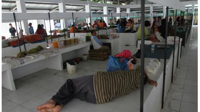 Pedagang Kembali Berjualan di Badan Jalan Teratai