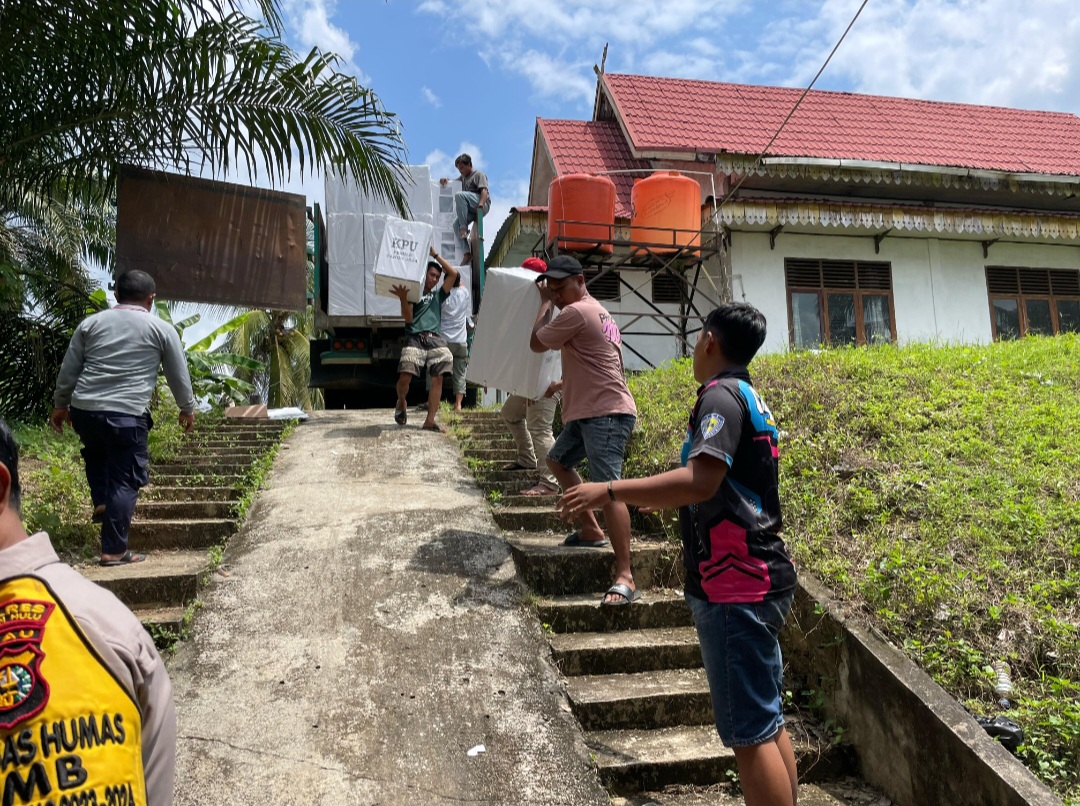 Logistik Pemilu 2024 Dikawal Ketat ke Tambusai, Kapolres Rohul Tinjau Gudang PPK