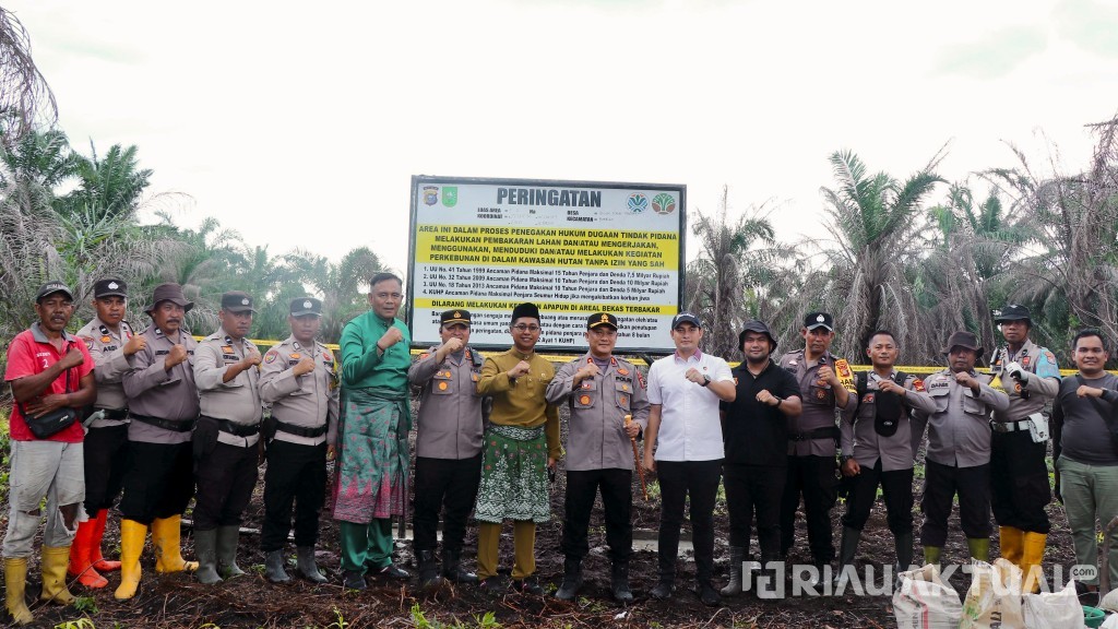 Kapolres Rohil dan Wakil Bupati Pasang Plang Larangan Aktivitas di Lahan Eks Karhutla Bangko