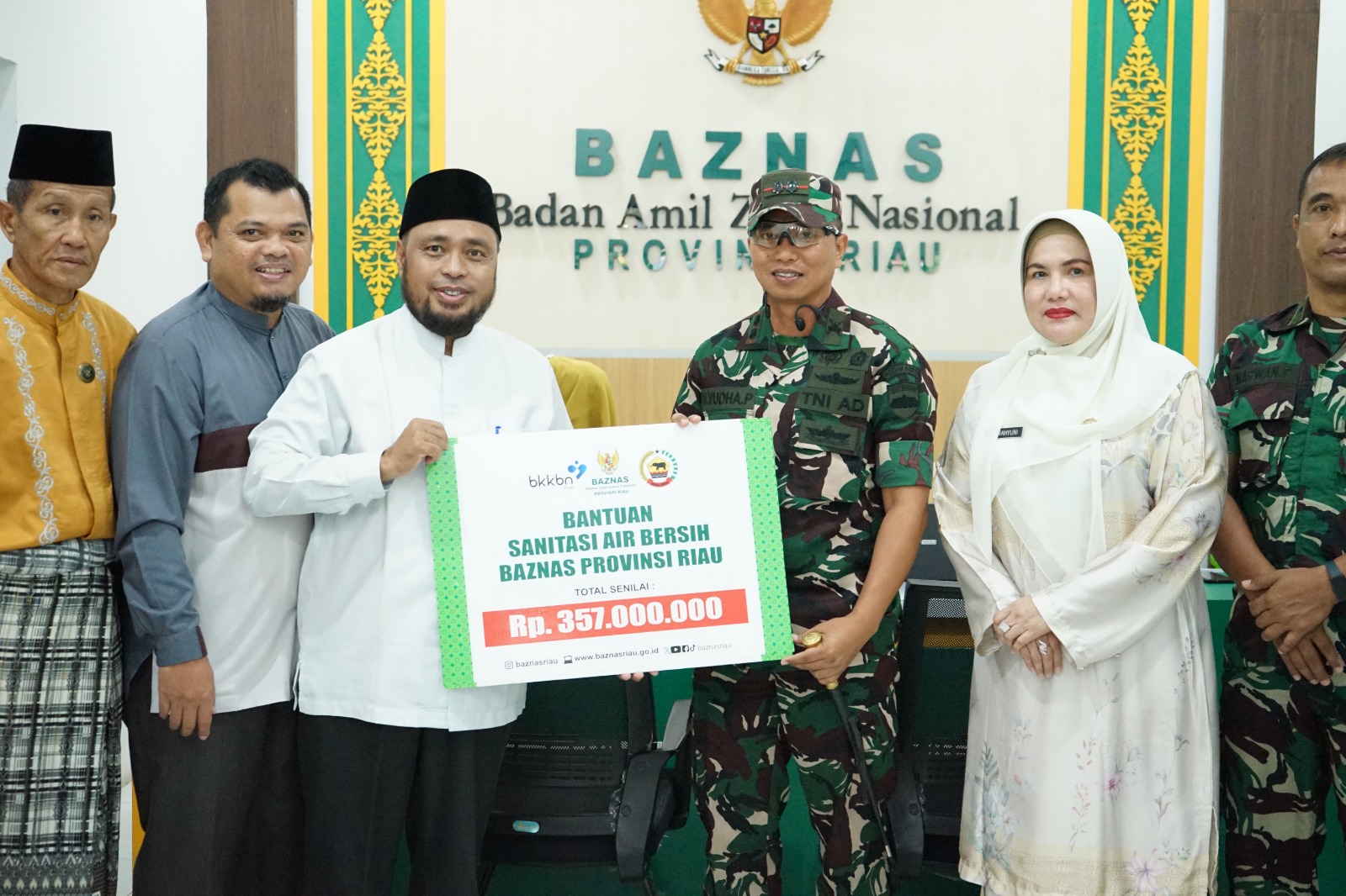 Baznas Riau Serahkan Dana Rp357 Juta untuk Pembangunan Sumur Air Bersih di Rohil