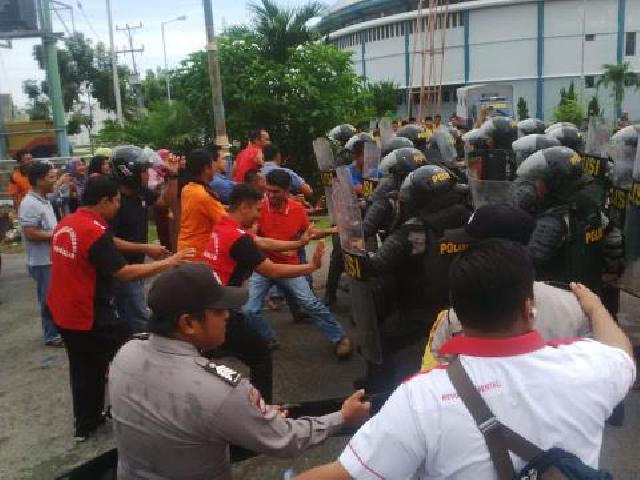 Tolak Putusan, Puluhan Keluarga Terdakwa Lakukan Aksi Protes, PN Bengkalis Mencekam