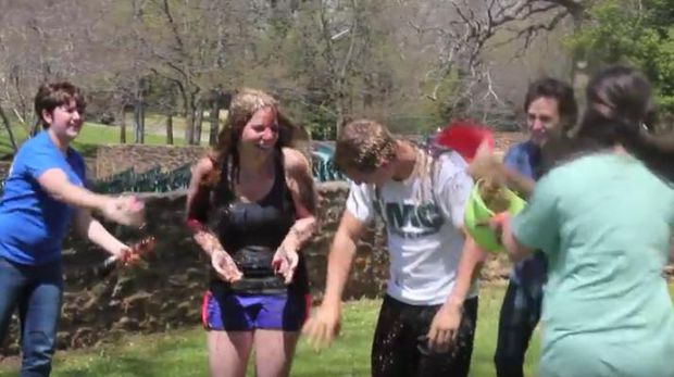 Wisata Tradisi Pernikahan Unik Penangkal Roh Jahat Sebelum Menikah: Dilumuri Jelaga dan Tepung