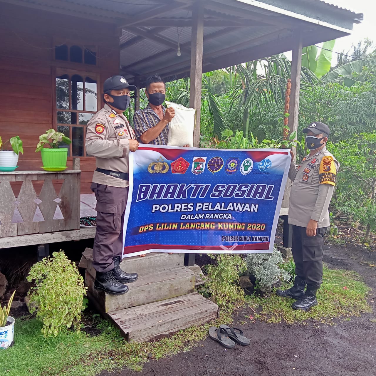 Dalam Rangka Ops Lilin Lancang Kuning 2020, Personel Polsek Kuala Kampar Santuni Warga