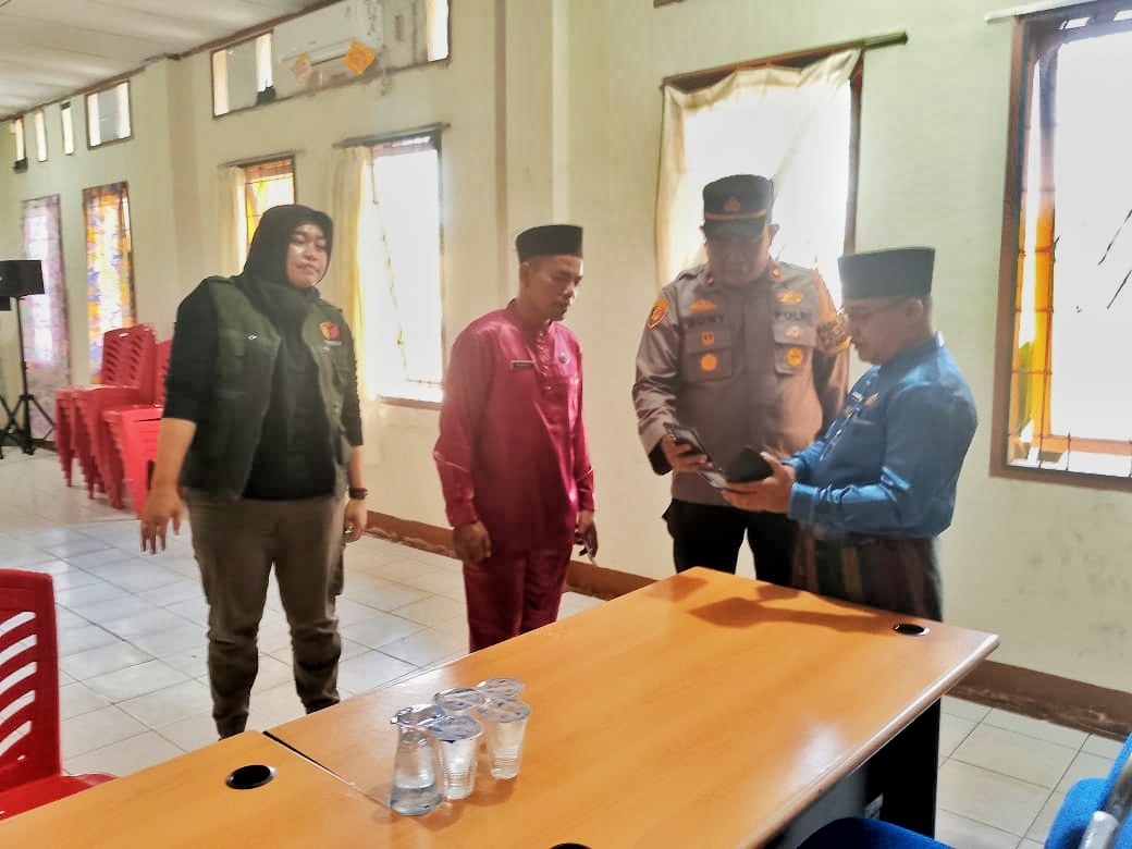 Kapolsek Tanah Putih Tanjung Melawan Tinjau Gudang Logistik Pilkada 2024 di Kantor PPK untuk Pastikan Keamanan