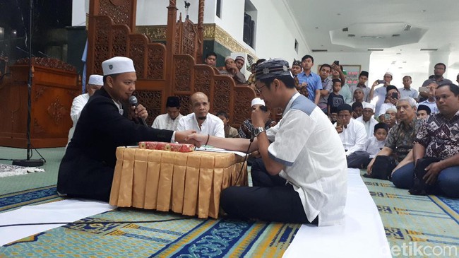 Suasana Haru Mualaf Tionghoa di Masjid Agung Annur Pekanbaru