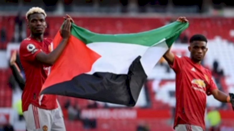 Paul Pogba dan Amad Diallo Kibarkan Bendera Palestina di Stadion Old Trafford