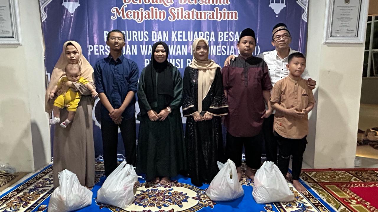 Gelar Berbuka Bersama, PWI Riau Santuni Anak Yatim dan Janda Wartawan