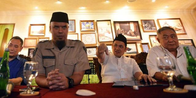 Ngaku dapat hikmah, Ahmad Dhani tunjuk Farhat Abbas jadi pengacara