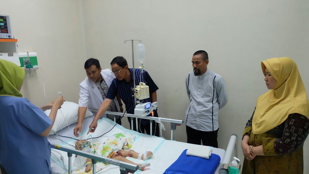 Jenguk Balita Pengidap Hepatitis Kulit, Ini Doa Bupati Wardan