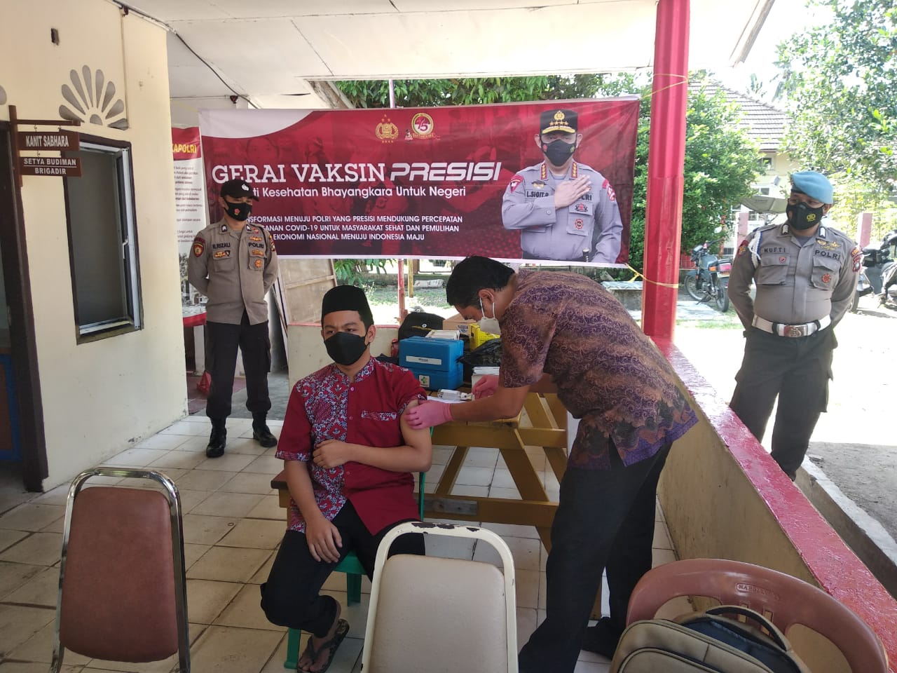 Polsek Dabo Singkep Bersama Puskesmas Dabo Lama Gelar Vaksinasi Pelajar