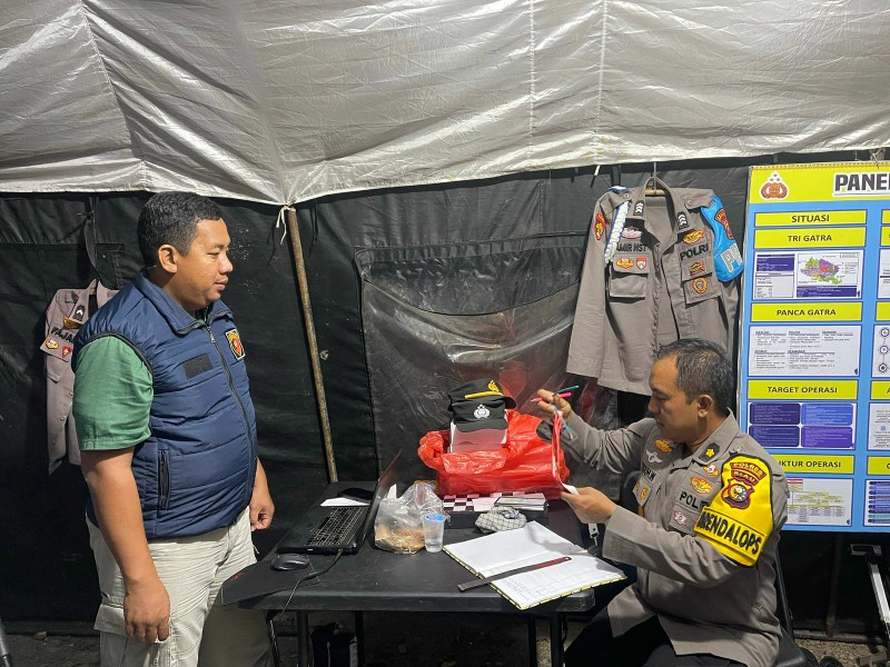 Pengecekan Personel Pengamanan di Kantor KPU Kuansing Jelang Pilkada 2024 dalam Operasi Mantap Praja Lancang Kuning