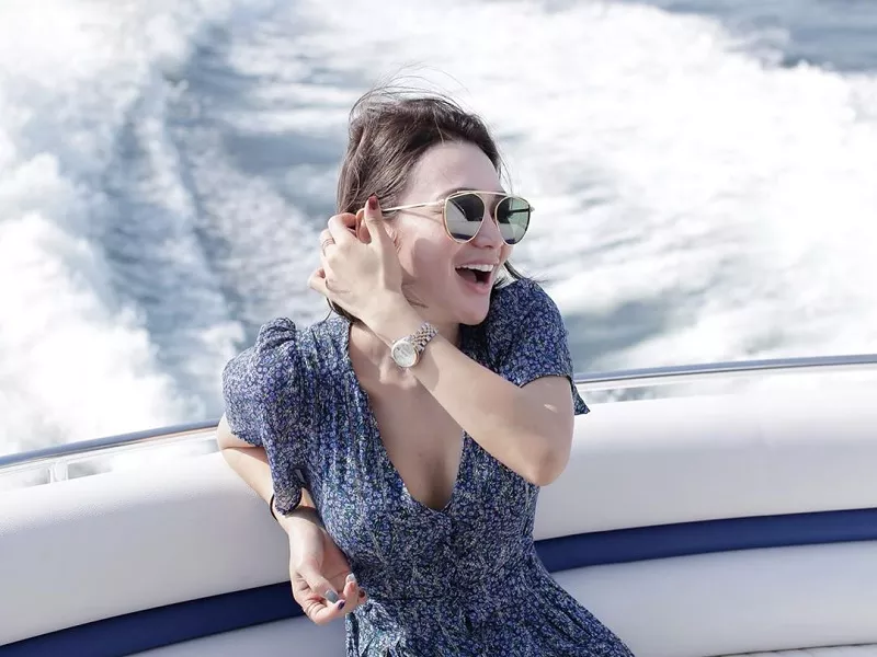 Wika Salim Pakai Dress Naik Speed Boat, Netizen: Syeger Euy!