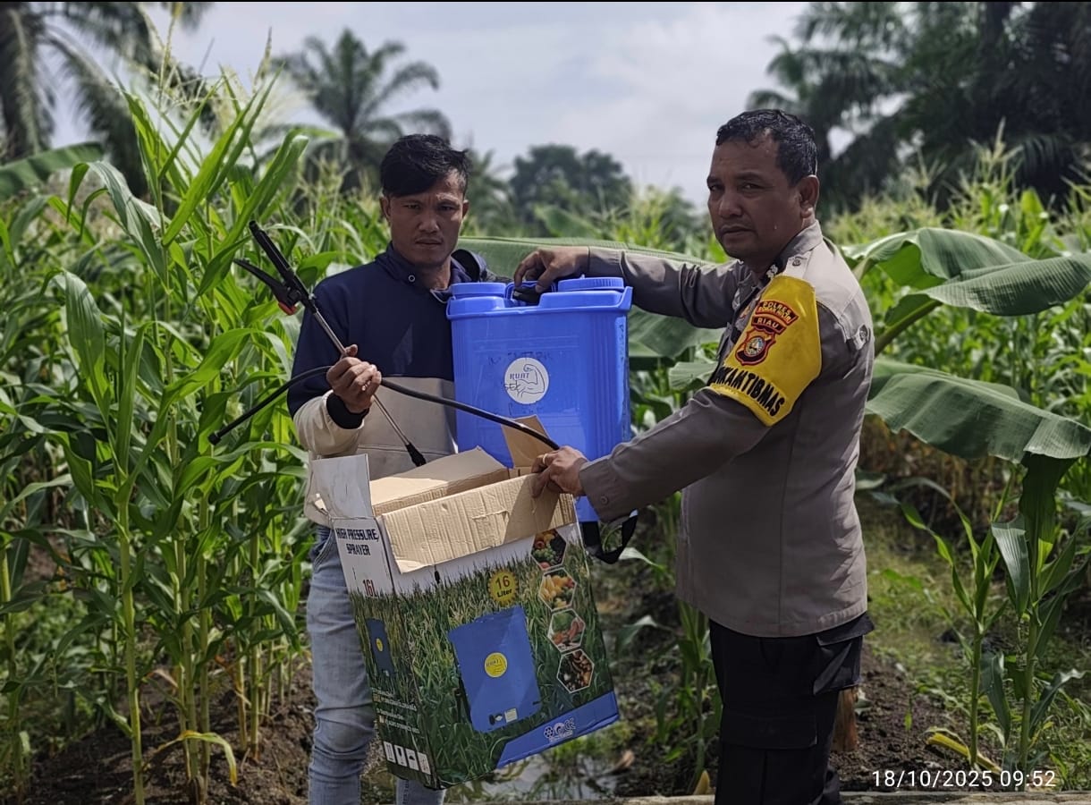 Polsek Bangko Pusako Bagikan Alat Semprot dan Pemupuk ke Petani Balam Barat